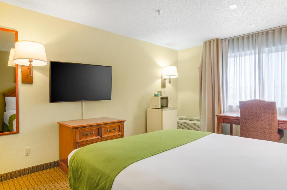 King Room - Non-Smoking interior